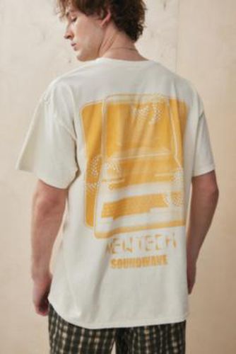 UO Ecru Nouveau Tech Onde Sonore T-Shirt par en taille: Small - Urban Outfitters - Modalova
