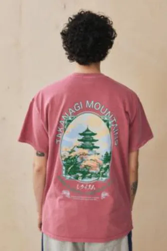 T-shirt UO Rouge Lavé Montagne Takanahi par taille: Small - Urban Outfitters - Modalova