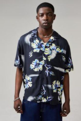 UO Airbrush Hibiscus Shirt par en Assorted taille: 2XS - Urban Outfitters - Modalova