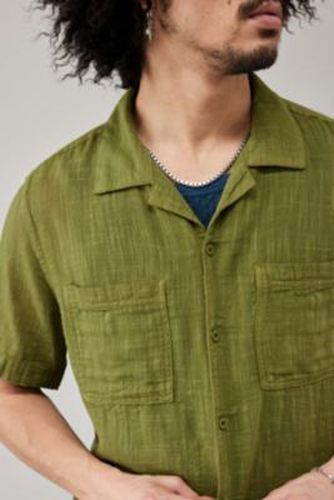 Chemise en gaze olive unie en taille: Small - BDG - Modalova