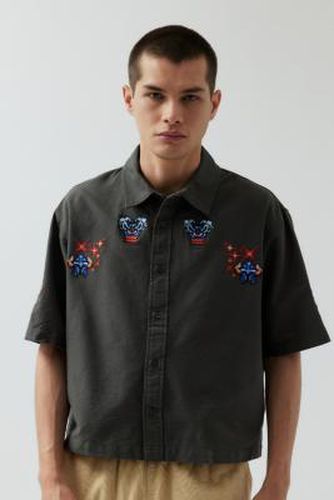 Chemise courte brodée UO par en taille: G - Urban Outfitters - Modalova