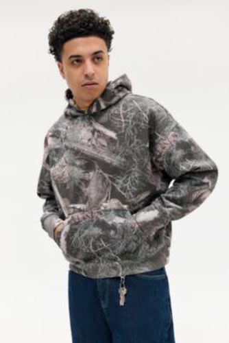 Sweat à capuche UO Tree Camo par en taille: XS - Urban Outfitters - Modalova