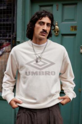 Sweat-shirt écru exclusif UO en taille: Small - Umbro - Modalova