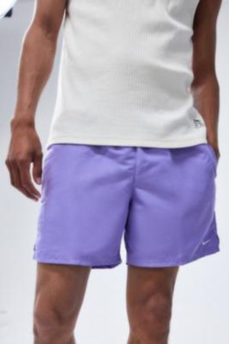 Nike Swim - Short de bain Atomic Violet, exclusivité UO par en taille: Small - Nike Swim,Nike - Modalova