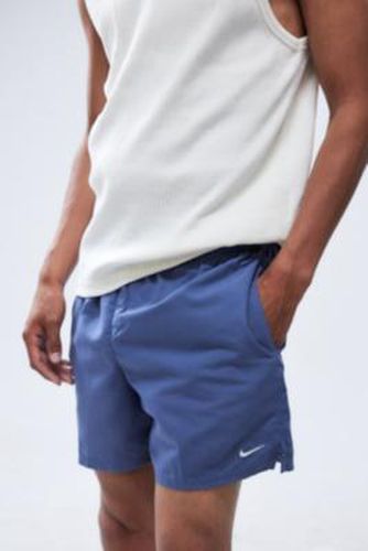 Nike Swim - Short de bain Thunder Blue, exclusivité UO par en taille: Small - Nike Swim,Nike - Modalova