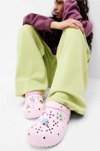 Sabots classiques floraux roses en taille: UK 6 / EU 38-39 - Crocs - Modalova