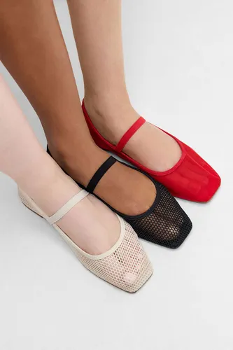 UO Red Fine Mesh Ballerina Shoes par en taille: UK 3 / EU 36 - Urban Outfitters - Modalova
