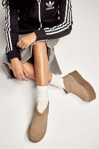Bottes plateforme Sand Classic Ultra-Mini en taille: UK 8 / EU 41 - UGG - Modalova