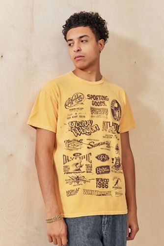 UO Yellow Heritage Labels Graphic T-Shirt par en taille: Medium - Urban Outfitters - Modalova