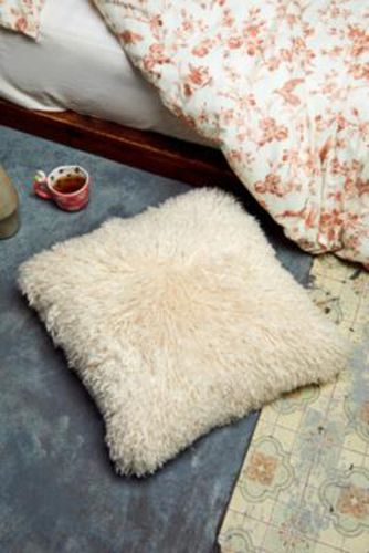 Coussin en fausse fourrure écru par en taille: TAILLE UNIQUE - Urban Outfitters - Modalova