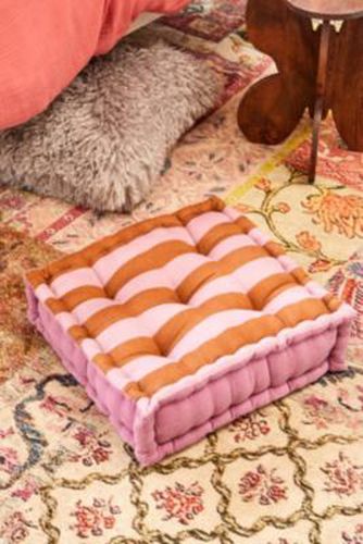 Coussin de sol à rayures roses Tammy par - Urban Outfitters - Modalova