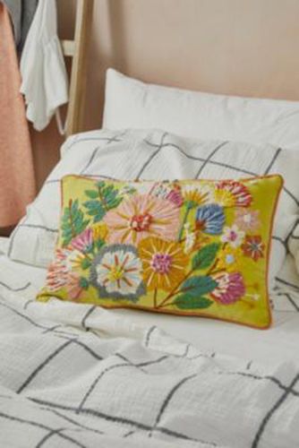 Coussin Brodé Floral par en taille: TAILLE UNIQUE - Urban Outfitters - Modalova