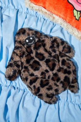 Huggable Leopard Print Betty Yeti Hand Warmer par en taille: TAILLE UNIQUE - Urban Outfitters - Modalova