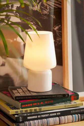 Petite lampe à piles en verre blanc par - Urban Outfitters - Modalova