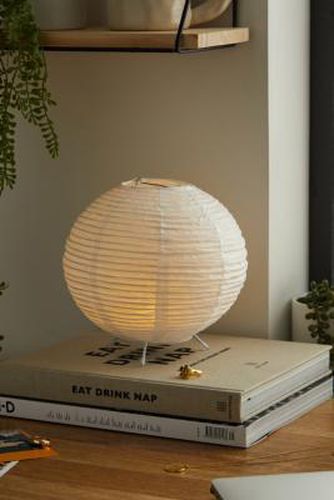 Lanterne en papier globe par en Blanc - Urban Outfitters - Modalova