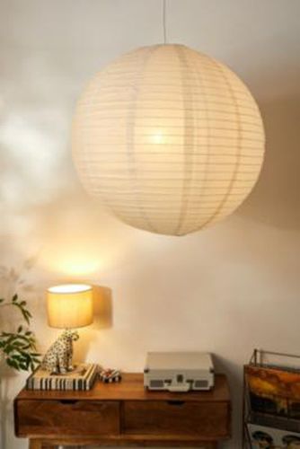 Jumbo Paper Orb Shade par en taille: TAILLE UNIQUE - Urban Outfitters - Modalova