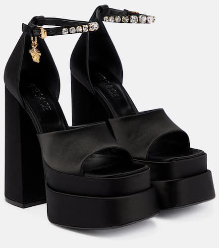 Sandales Medusa Aevitas à plateau en satin - Versace - Modalova