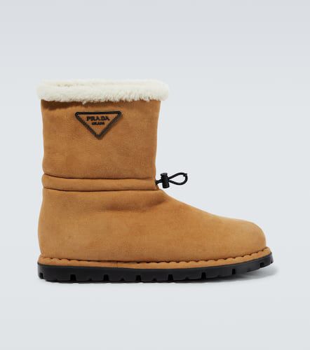 Bottines en daim et shearling à logo - Prada - Modalova