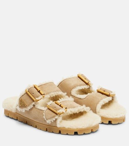 Mules en daim doublées de shearling - Prada - Modalova