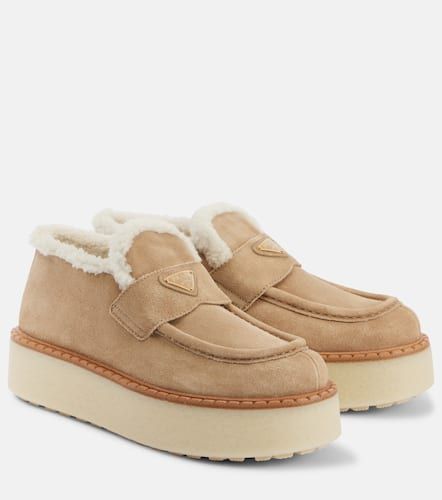 Mocassins Evolve  plateforme en daim et shearling - Prada - Modalova