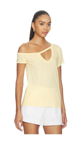 X REVOLVE Zire Short Sleeve Asymmetrical Cold Shoulder Tee en . Taille XS. Also en S, M, L - Michael Lauren - Modalova
