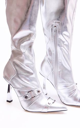 Silver Bottes Hautes À Talons En SYNTHÉTIQUE Métallisé Avec Détails De Boucles | Taille 36 - PrettyLittleThing - Modalova