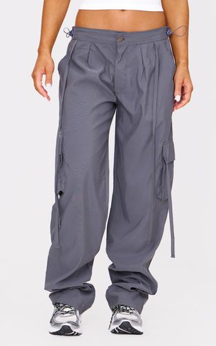 Dark Grey Pantalon Cargo Taille Basse En Tissu Shell Léger | Taille 32 - PrettyLittleThing - Modalova