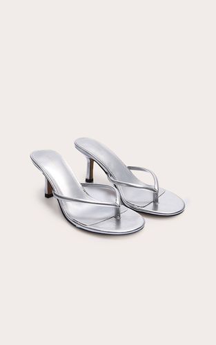 Silver Mules À Talon En Synthétiquecuir Avec Bride Entre Les Orteils | Taille 38 - PrettyLittleThing - Modalova