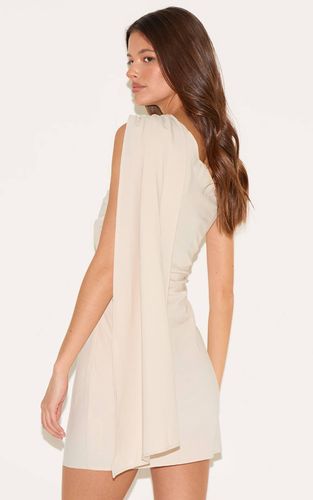 Almond Robe Courte Drapée À Épaule Dénudée En Tissu Tissé | Taille 42 - PrettyLittleThing - Modalova