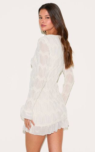 Almond Robe Mini Texturée À Col Rond Et Manches Longues | Taille 32 - PrettyLittleThing - Modalova