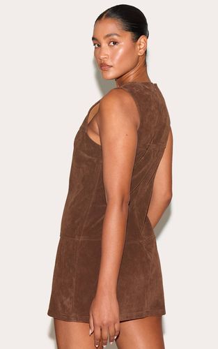 Deep Chocolate Robe Droite Sans Manches En Faux Suède Structuré Avec Détails De Coutures | Taille 32 - PrettyLittleThing - Modalova