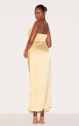 Yellow Robe Longue Satinée À Bretelles Avec Détail Plumes Au Buste | Taille 42 - PrettyLittleThing - Modalova