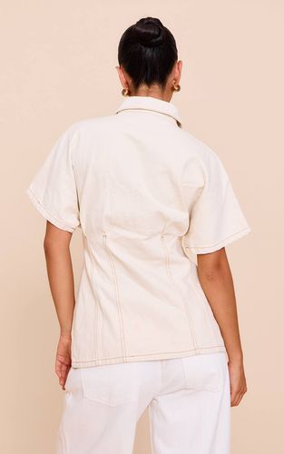 Almond Chemise En Denim À Basque Avec Détails De Coutures | Taille 32 - PrettyLittleThing - Modalova