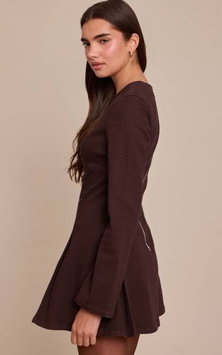 Dark Chocolate Robe Mini En Denim À Manches Longues Avec Taille Cintrée | Taille 32 - PrettyLittleThing - Modalova
