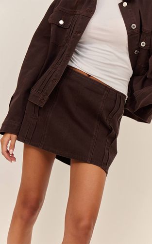Dark Chocolate Mini-jupe En Denim À Détail Plissé | Taille 42 - PrettyLittleThing - Modalova