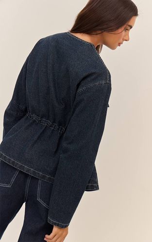 Veste En Jean Cintrée À Col Rond Et Poches Sur Le Devant | Taille 42 - PrettyLittleThing - Modalova
