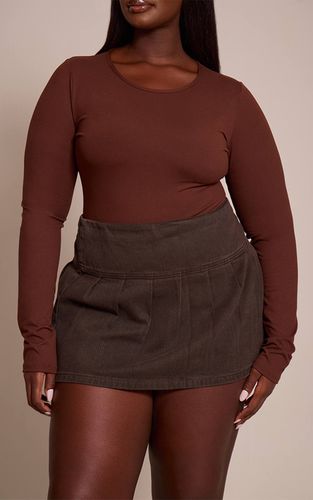 Dark Chocolate Jupe Courte Plissée En Denim Fluide Grande Taille | Taille 44 - PrettyLittleThing - Modalova