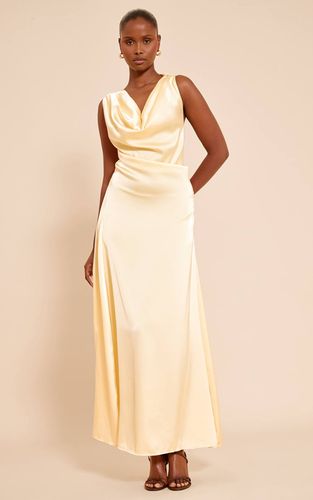 Yellow Robe Longue En Satin À Col Bénitier Extrême | Taille 32 - PrettyLittleThing - Modalova