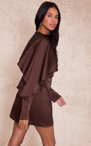 Dark Chocolate Robe Moulante À Détail Cape Superposée En Satin | Taille 42 - PrettyLittleThing - Modalova