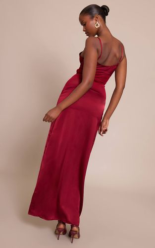 Dark Plum Robe Longue En Satin Prune Profond Avec Encolure Dégagée Et Détails En Mesh | Taille 42 - PrettyLittleThing - Modalova
