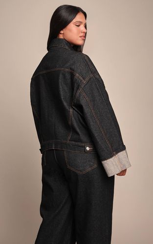 Veste En Jean Grande Taille Délavage Brut Avec Revers Et Surpiqûres Contrastées | Taille 54 - PrettyLittleThing - Modalova