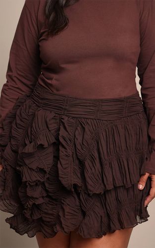 Dark Chocolate Jupe Mini Taille Basse Froncée Texturée Plus | Taille 44 - PrettyLittleThing - Modalova