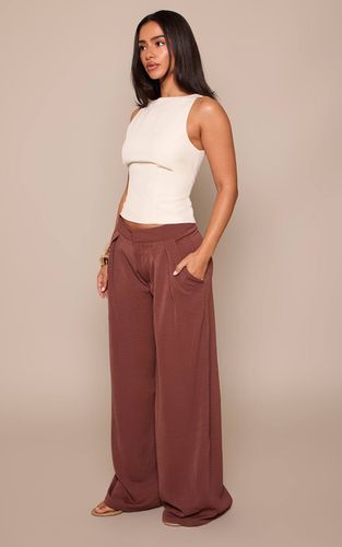 Deep Chocolate Pantalon Large À Double Pli En Tissu Fluide Petite | Taille 42 - PrettyLittleThing - Modalova
