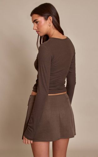 Dark Chocolate Haut Long Ajusté En Côtes Douces Avec Détail Asymétrique | Taille 32 - PrettyLittleThing - Modalova