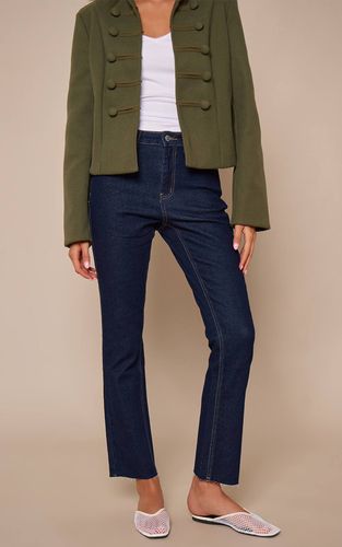 Jean Droit Bleu Moyen Recadré À Ourlet Brut | Taille 42 - PrettyLittleThing - Modalova