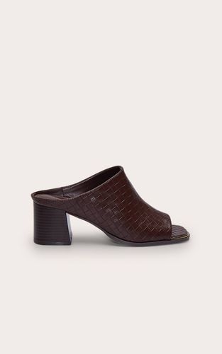 Dark Chocolate Mule À Talon Bloc Mi-haut En Synthétique Tressé | Taille 38 - PrettyLittleThing - Modalova