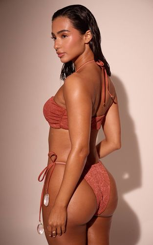 Bas De Bikini À Liens Latéraux Avec Finition Texturée Et Ornements Coquillages | Taille 42 - PrettyLittleThing - Modalova