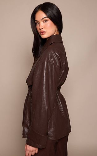 Dark Chocolate Veste Cintrée En Synthétique Brillant Texturé | Taille XS - PrettyLittleThing - Modalova