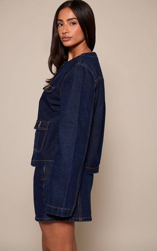 Veste En Jean Sans Col Avec Détails De Poches Pour Petite Taille | Taille 42 - PrettyLittleThing - Modalova