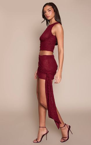 Dark Wine Ensemble Jupe Mini Drapée À Nœud En Dentelle | Taille 42 - PrettyLittleThing - Modalova